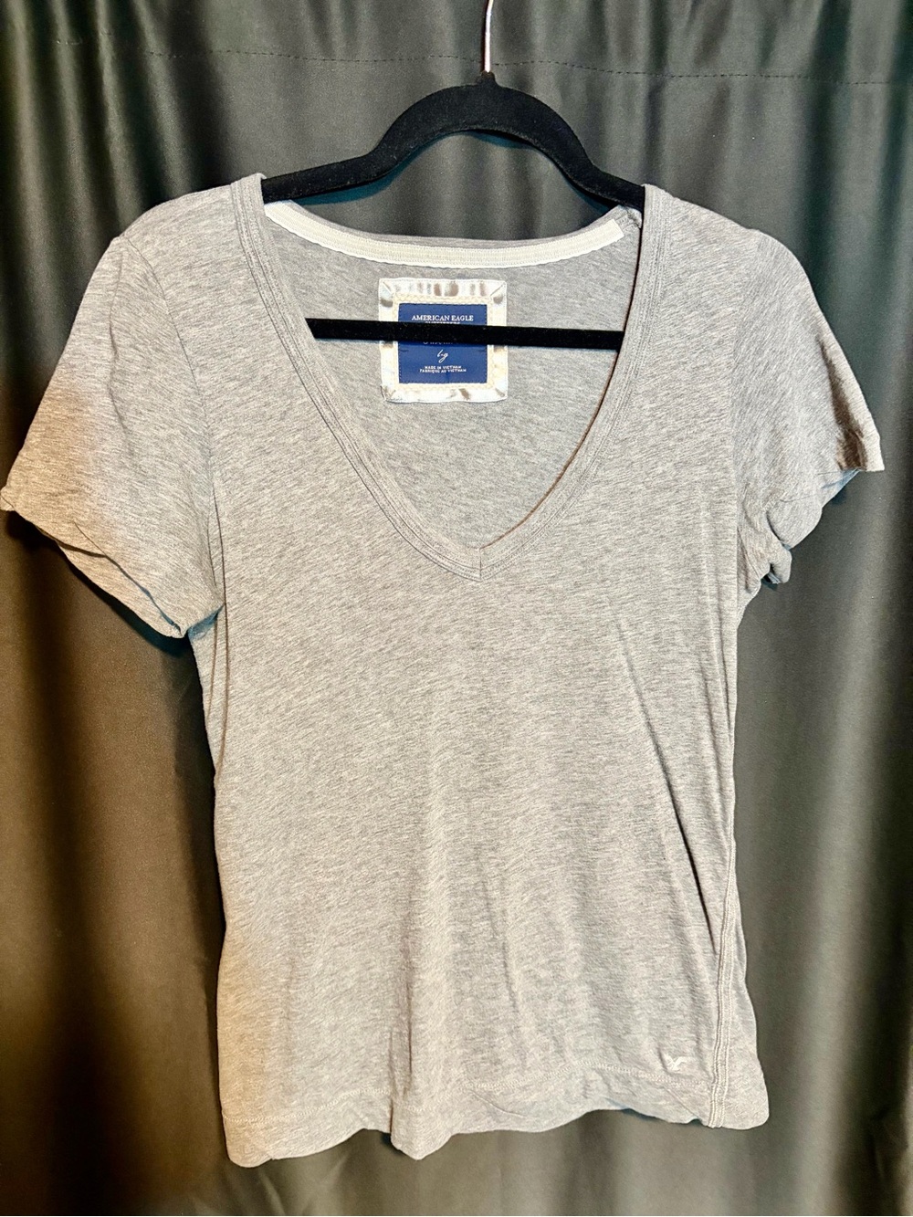 American Eagle Outfitters Light Gray V-Neck Women's Tee